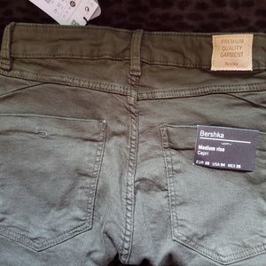 NWT💥Bershka Medium rise Capri